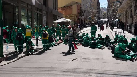 Trabajadores de La Paz Limpia inician paro indefinido y bloquean puertas de la Alcald&iacute;a (Foto: Radio Panamericana)