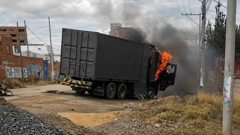 Incendian cami&oacute;n en operaci&oacute;n Corredor Humanitario (Foto: RRSS)