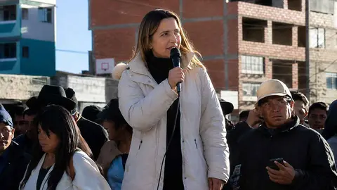 Activista socialista argentina, Mercedes Trimarchi, en marchas en La Paz (Foto: Radio Panamericana / Imagen Optimizada por Inteligencia Artificial)