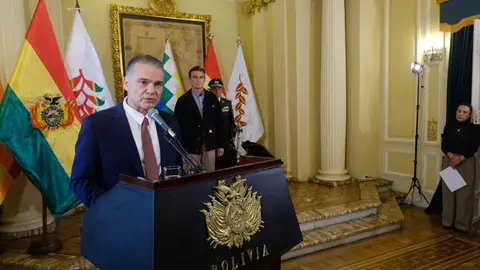 Ernesto Justiniano, ministro de defensa.