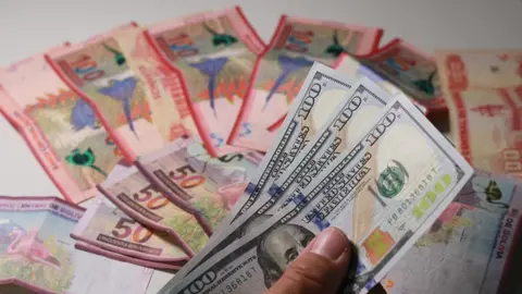 D&oacute;lares y bolivianos. (Foto: El Deber).