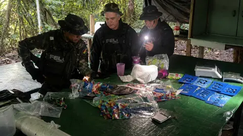 Ministro de Defensa, Ernesto Justiniano. (Foto referencial de un operativo previo en el Chapare. Imagen optimizada con IA)