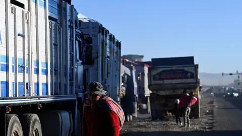 Cruz Roja Bolivia brinda apoyo humanitario a transportistas varados en carretera
