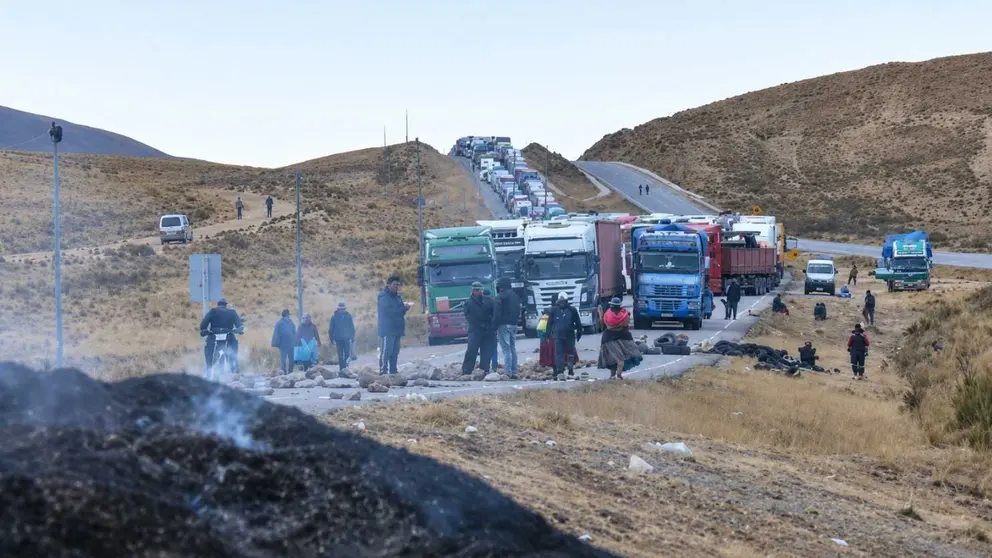 Bloqueos en la v&iacute;a La Paz - Oruro (Foto: Panamericana)