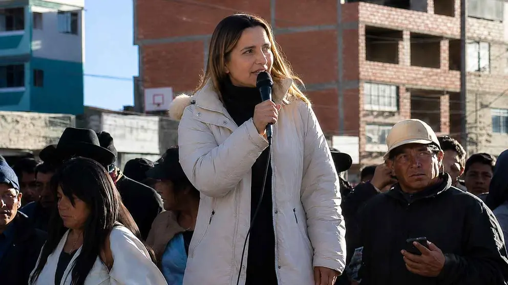 Activista socialista argentina, Mercedes Trimarchi, en marchas en La Paz (Foto: Radio Panamericana / Imagen Optimizada por Inteligencia Artificial)