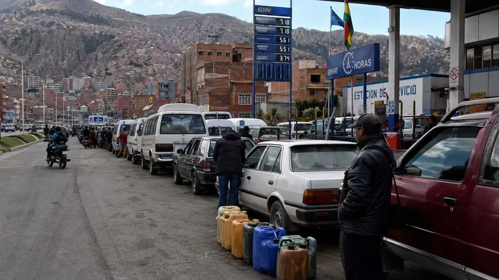 Imagen referencial. Filas por combustible, (Foto: Generada con IA)