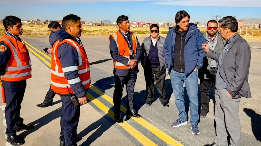 Ministro de Obras P&uacute;blicas llegando a Oruro.