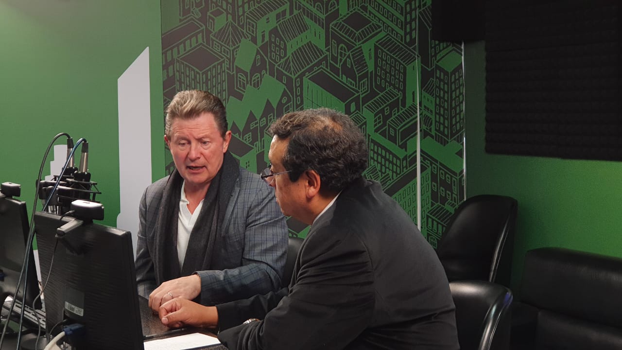 Roberto Salinas en los estudios de Panamericana.