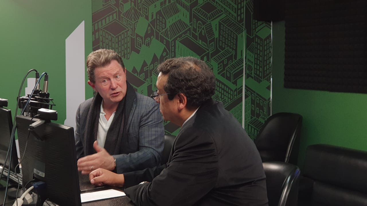 Roberto Salinas en los estudios de Panamericana.