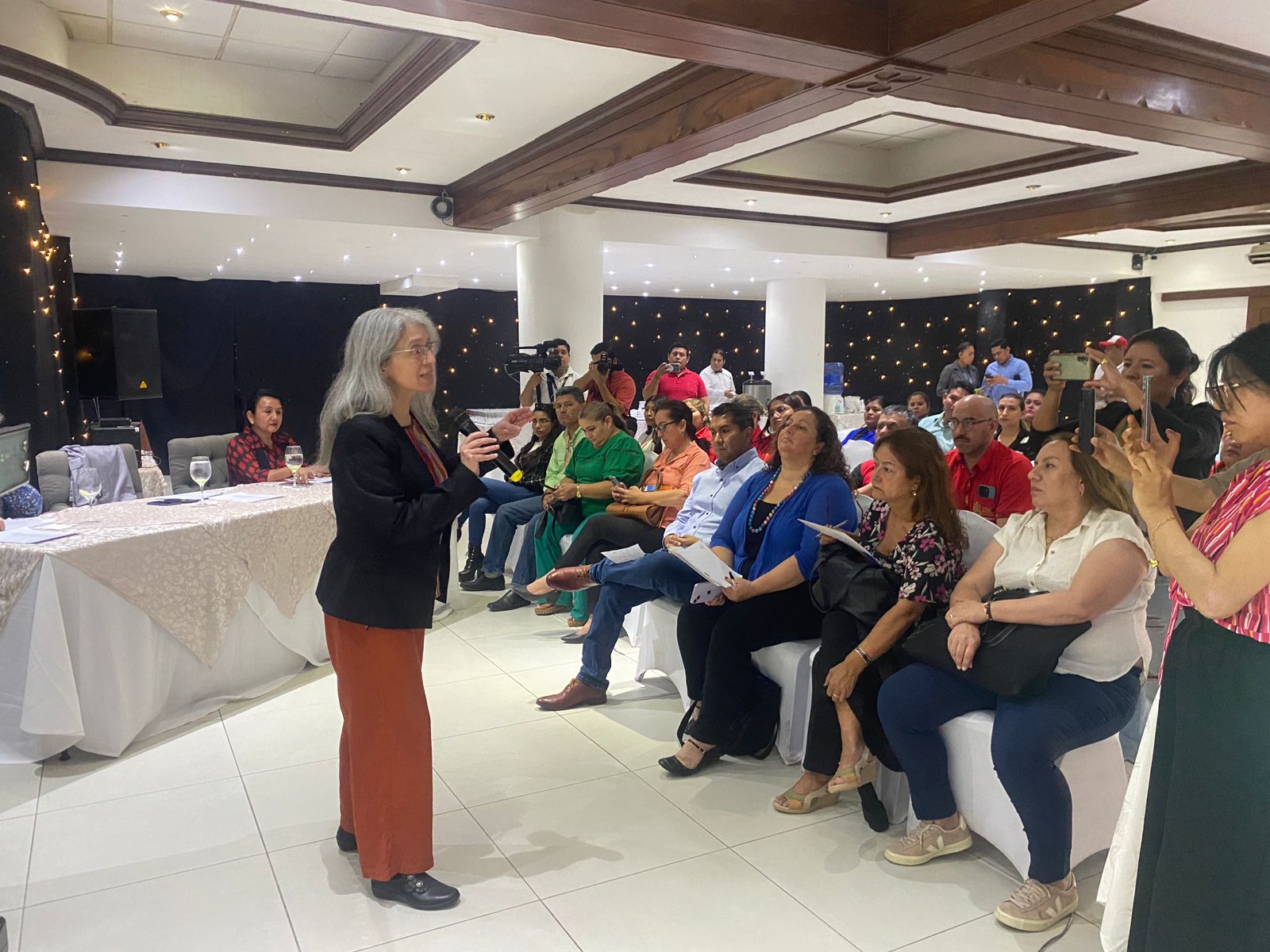 ONU Mujeres entrega equipos para municipios en Santa Cruz