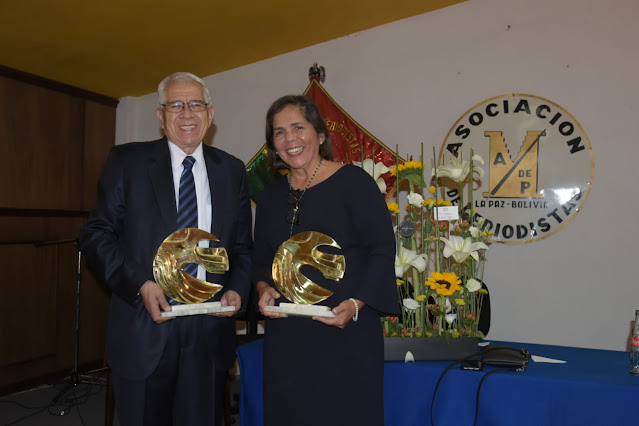 Daniel Sánchez,con el premio nacional de periodismo 2021-2022. (Foto: Cabildeo).