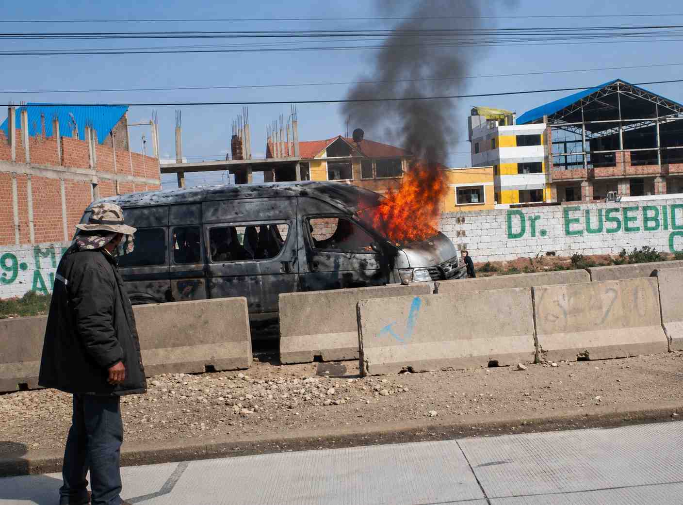 Incendian minibus del Ministerio de Gobierno en operación Corredor Humanitario (Foto: RRSS mejorada con IA)